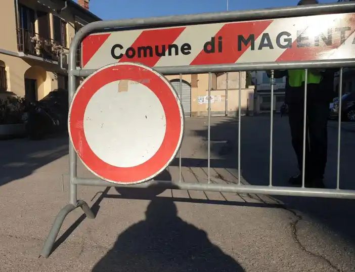 Magenta, nonno vigile in servizio alle scuole si sfoga: “Basta insulti dagli automobilisti”