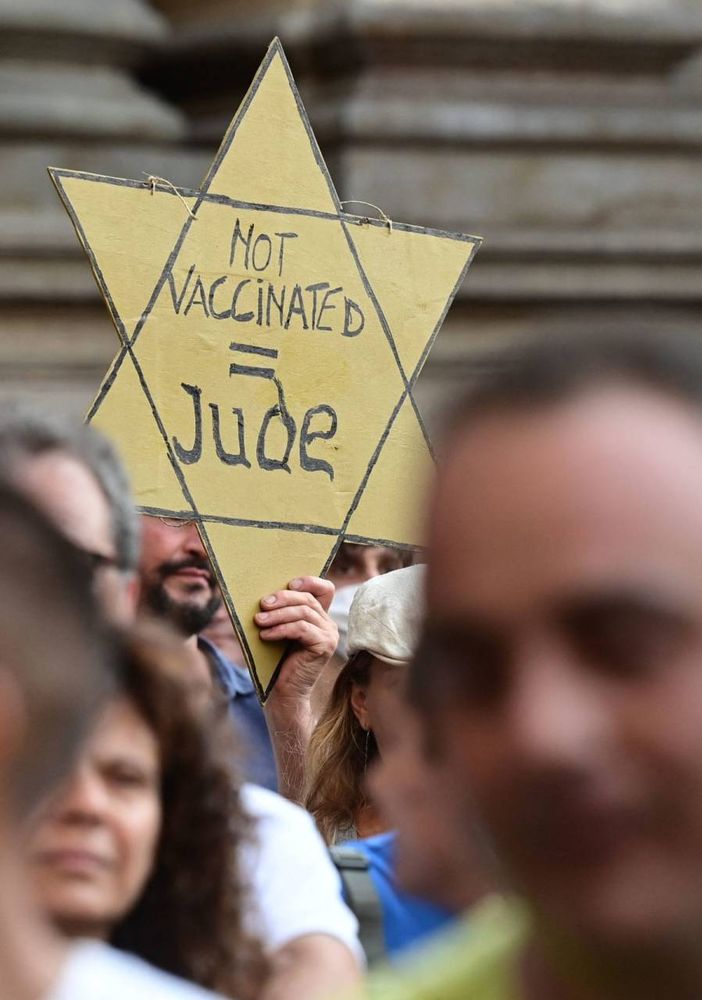 Novara, in piazza con pettorina da deportato: sospeso farmacista No vax