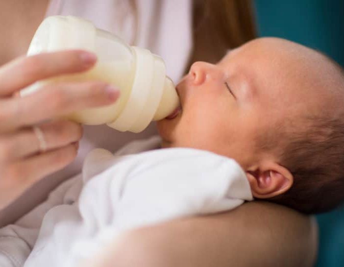 Abbiategrasso, locale pubblico vieta l’allattamento all’interno. Magentina sbalordita: “Se una bimba di 5 mesi ha fame cosa dobbiamo fare?”