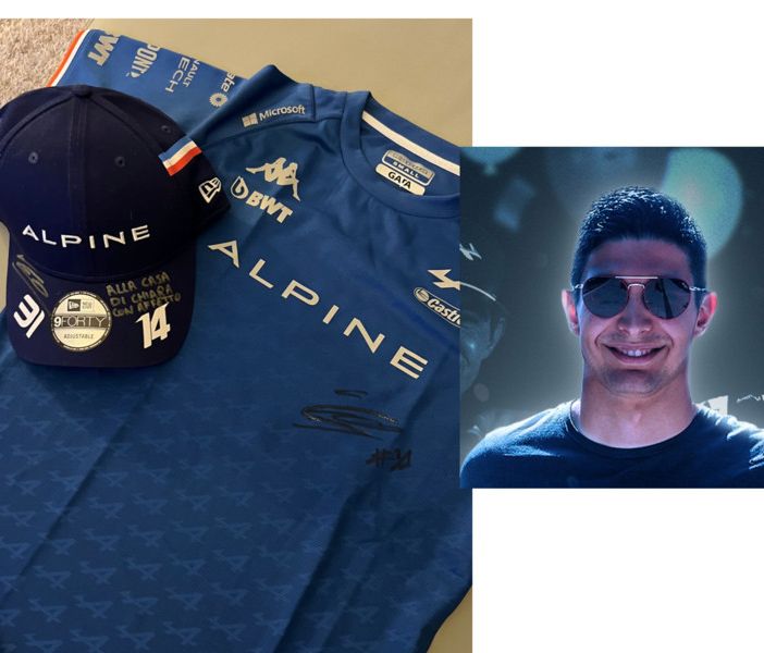 Maglietta e cappellino, foto di Ocon dalla pagina Facebook ufficiale di Alpine