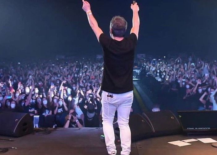 Il clamoroso concerto di massa anti-Covid di ieri sera a Barcellona (foto tratta dalla pagina Facebook dei &quot;Love of Lesbian&quot;)