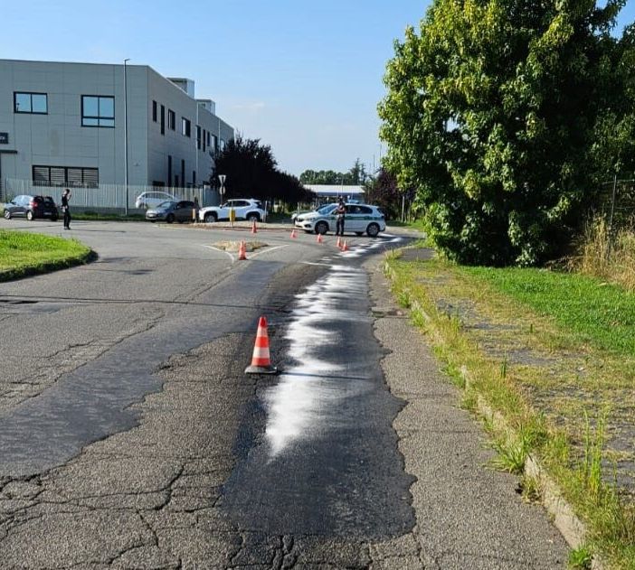 Magenta: strisciata d’olio lunga un centinaio di metri persa da un mezzo che si è dileguato, traffico deviato