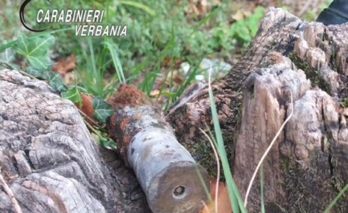 Turista trova un proiettile di cannone nel lago Maggiore