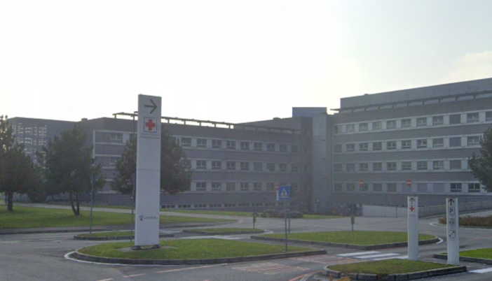 Muore a vent'anni colpito da un malore in piscina