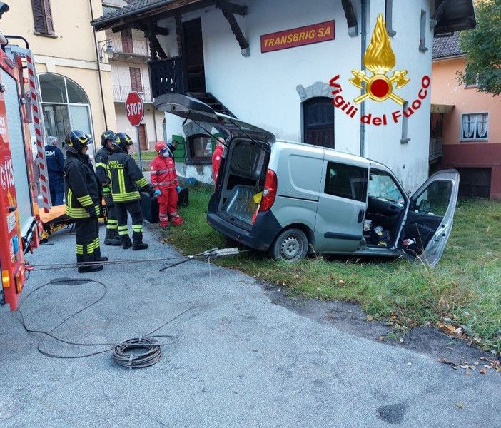 Varesino scende dall'auto ma rimane incastrato con il piede e finisce contro una casa