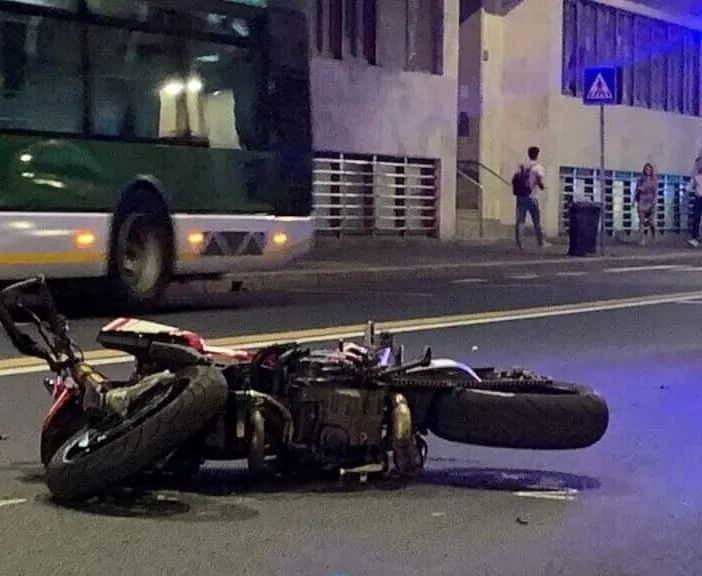 Milano, scontro auto moto nella notte: centauro deceduto