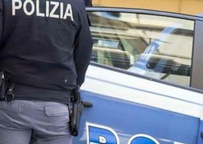 Chiedeva soldi minacciando e picchiando gli anziani genitori: donna di 50 anni arrestata
