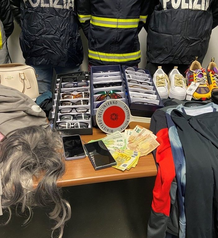 Furti nel centro commerciale e fuga contromano sulla A4: arrestata una coppia di coniugi