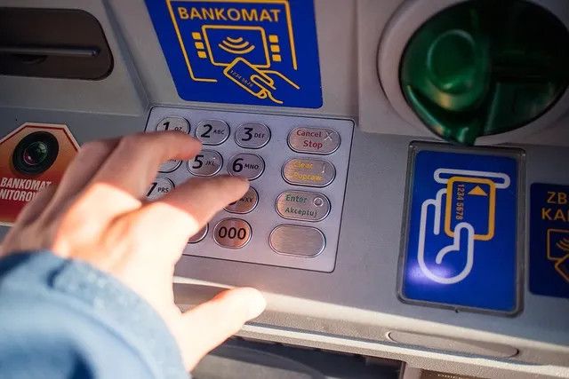 Occhio alla truffa delle banconote a terra fuori dal bancomat