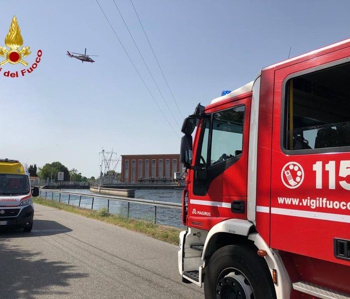 Si inabissa nel Naviglio Grande: ricerche in corso con sommozzatori ed elicottero