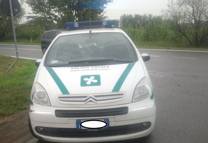 Non rispetta l’alt della Polizia locale sulla SS 526 a Robecco e tenta di investire un agente