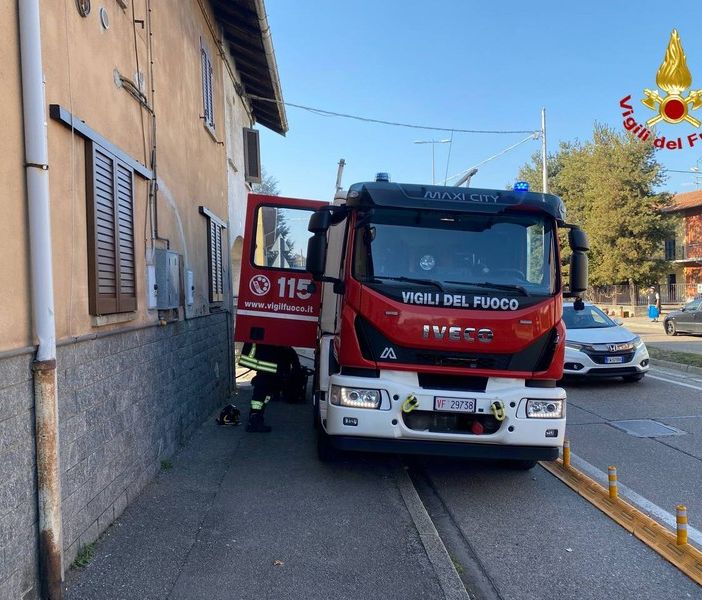 Fiamme a Gallarate: vigili del fuoco al lavoro in via Milano