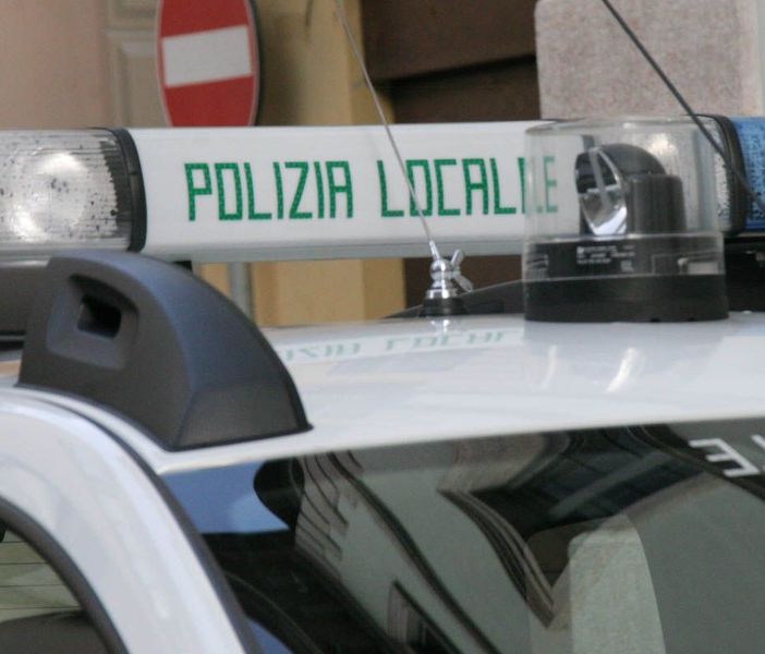 Ostruiva il passaggio con le cassette, sanzionato fruttivendolo di Novara