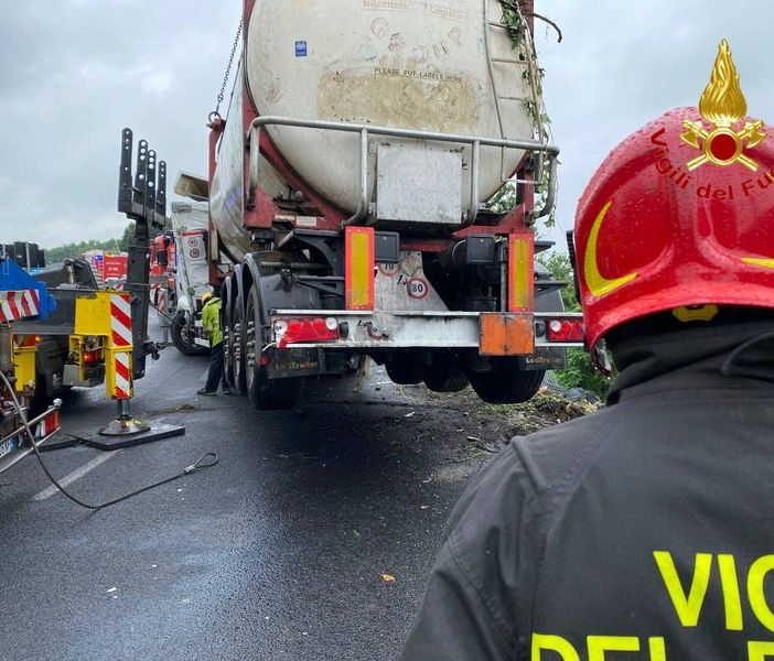FOTO e VIDEO. Rimosso il camion ribaltatosi in Autolaghi: il raccordo per Malpensa riaperto solo verso Varese