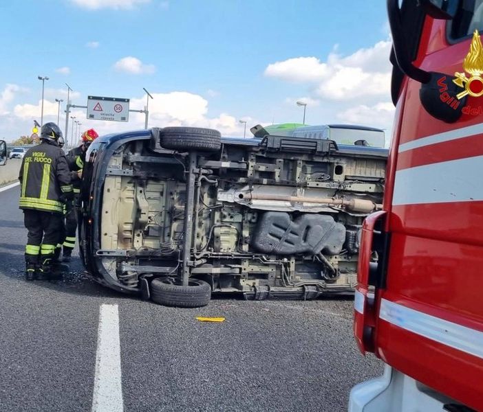 Auto urta la cuspide e si ribalta sulla superstrada di Malpensa