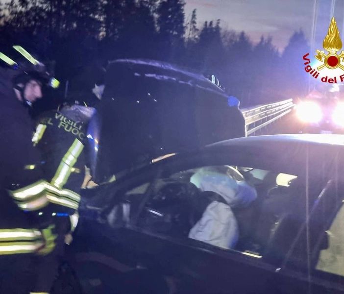 Perde il controllo dell'auto e finisce contro il guard rail: trentenne ferito in Autolaghi