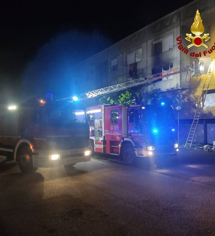 Incendio in appartamento disabitato a Novara: intervengono i Vigili del Fuoco