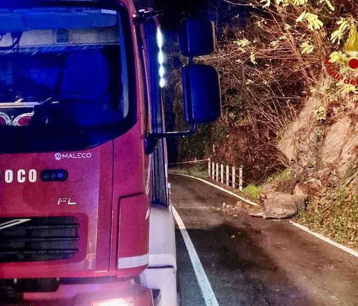 FOTO. Smottamento lungo la Provinciale 61 a Luino: strada chiusa tutta la notte