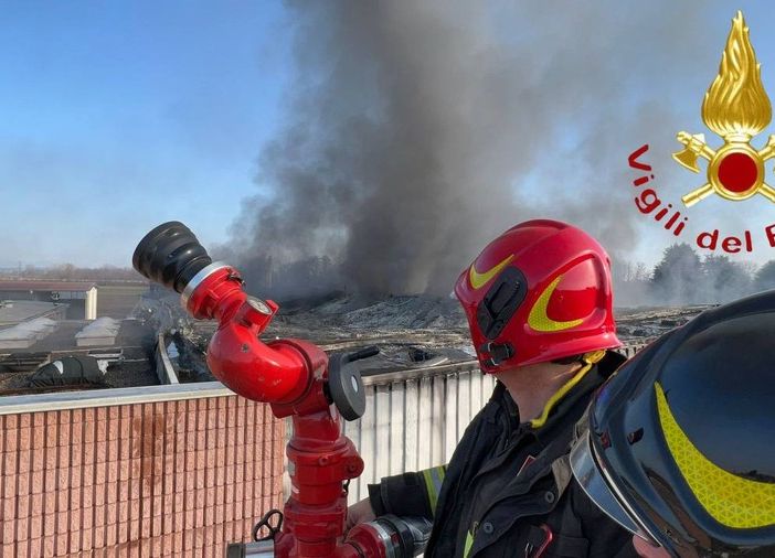 Maxi incendio nel Comasco: nube nera di fumo visibile da lontano