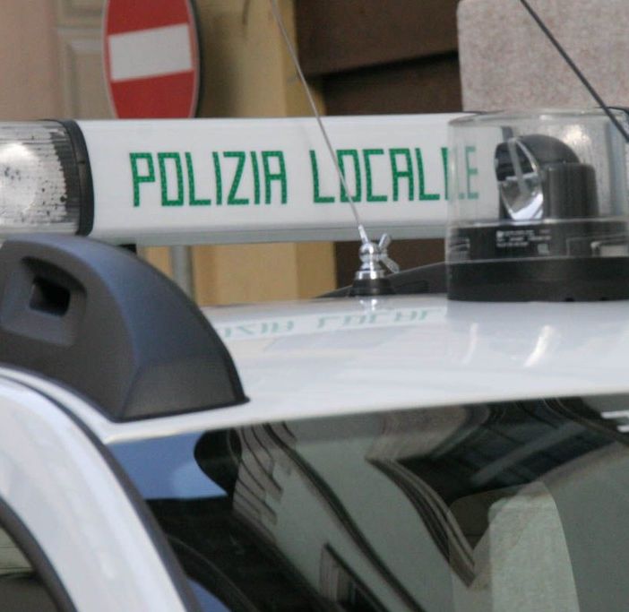 Oleggio, aggredisce l'ex fidanzato in strada: interviene la polizia locale