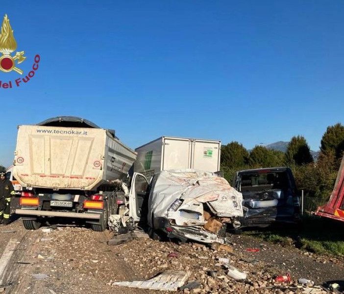 Spaventoso incidente in A4: si schiantano tra camion, un furgone e un'auto