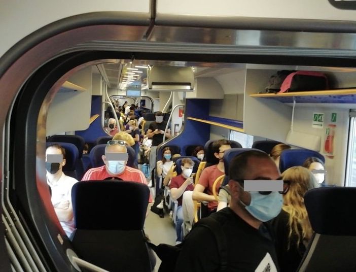 Su alcuni convogli, come il Malpensa Express in Centrale, in alcuni orari si viaggia in piedi: altro motivo di protesta, a maggior ragione con gli attuali contagi