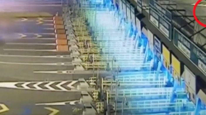 Tragico incidente al casello dell'A4, le immagini che confermano: nessuna frenata