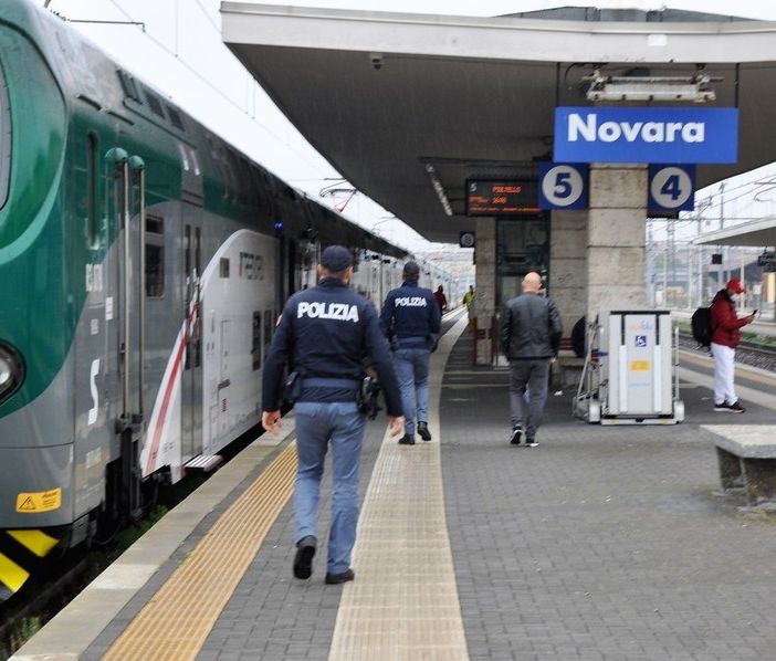 Novara: ferisce gravemente il capotreno con un pugno, 22enne denunciato