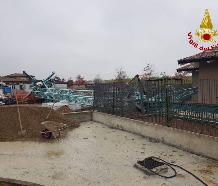 Trivolzio, incidente sul lavoro: operai travolti da gru in cantiere, le immagini