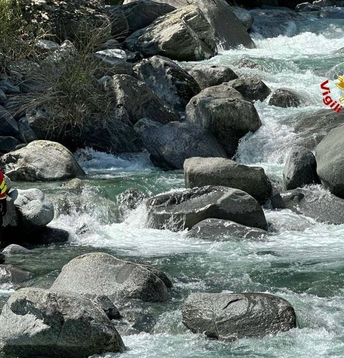 I vigili del fuoco impegnati nelle ricerche in Valtellina. Sotto: i soccorsi nella Bergamasca