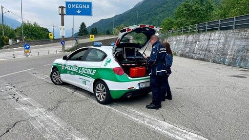 Piemonte, 60enne guida mentre si beve una birra: patente ritirata