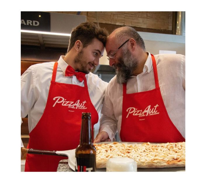 Papà Nico con Lorenzo che da pochi giorni ha festeggiato un contratto a tempo indeterminato