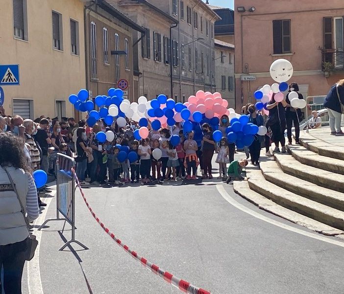 VIDEO E FOTO. I bambini lanciano in cielo palloncini bianchi, rosa e blu per il piccolo Mattia e i suoi genitori