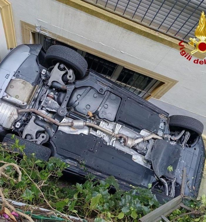 Incredibile incidente nel Verbano: auto cade da una piazzola incastrandosi contro il muro di una casa
