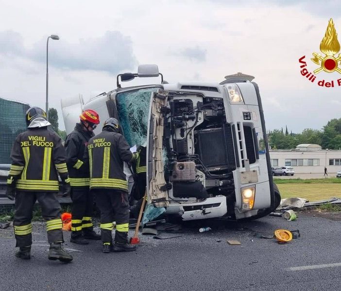 FOTO. Autocisterna si ribalta in autostrada: paura sul raccordo tra Autolaghi e 336 di Malpensa e svincolo chiuso