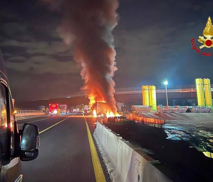 FOTO. Fuoco sull'Autolaghi a Origgio: camion divorato dalle fiamme