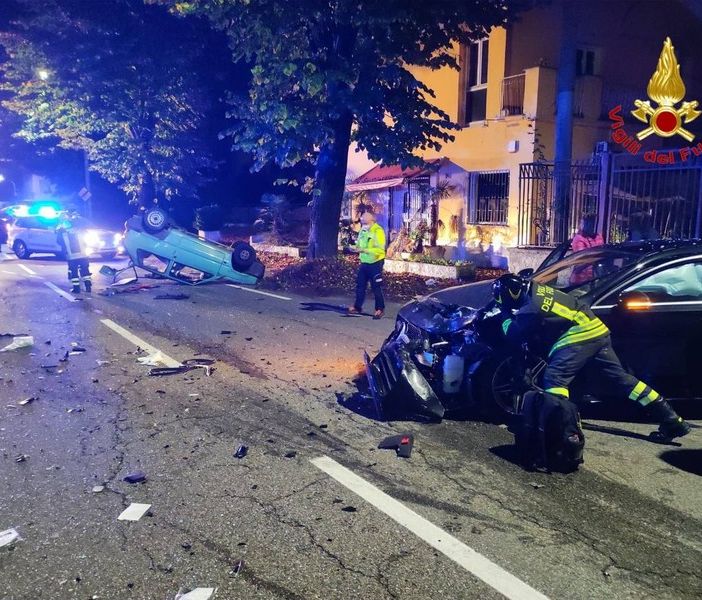Pauroso scontro sul Sempione a Gallarate: auto si ribalta, tre persone soccorse