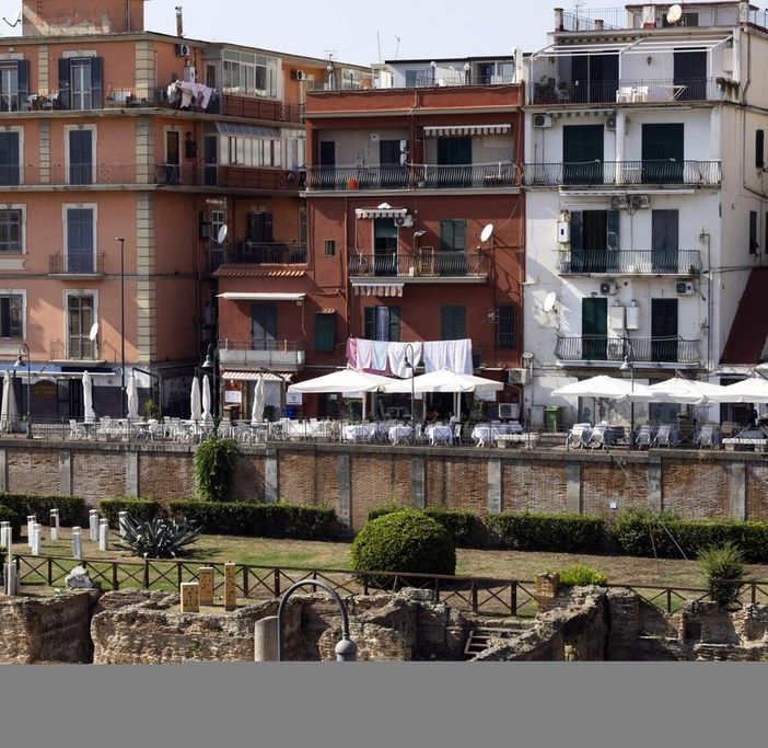 Terremoto ai Campi Flegrei: paura e gente in strada, bottiglie e articoli a terra in supermercati