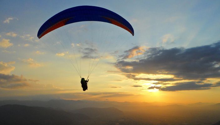 Varese: 51enne in parapendio contro albero