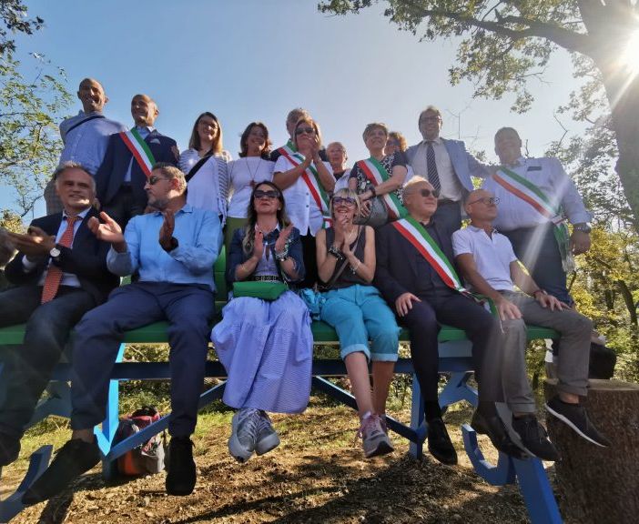 Big bench, che festa a Bernate Ticino: baciata dal sole la prima dell’area metropolitana milanese