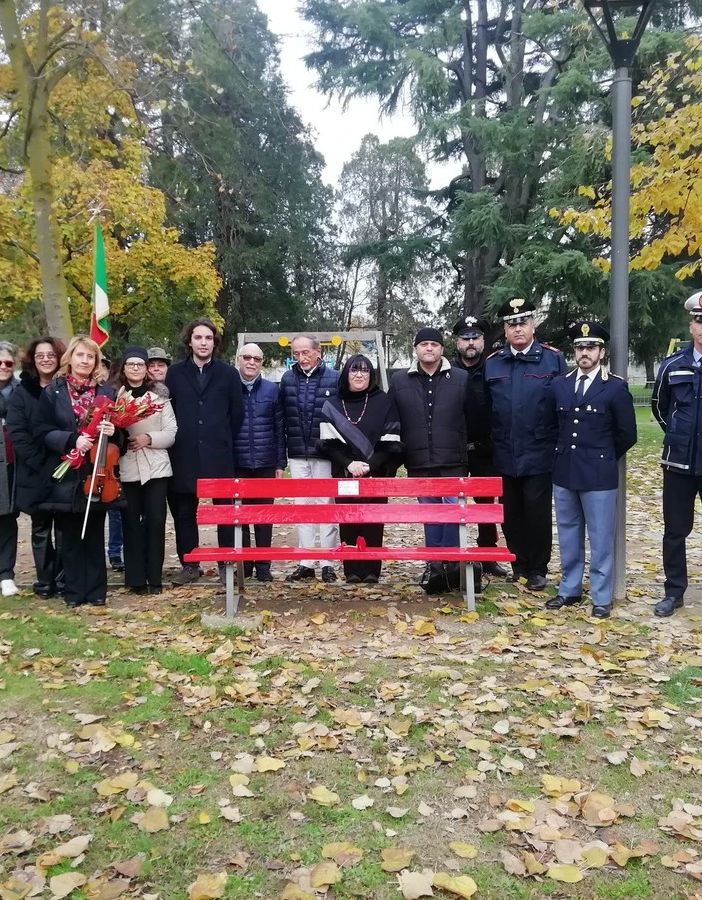 Trecate: inaugurata la panchina rossa al Parco Cicogna
