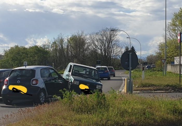 Ancora un incidente al solito incrocio Magenta-Robecco: Panda sale sulla Smart