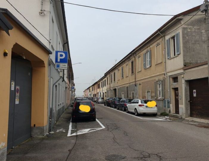 Magenta, parcheggi impossibili da trovare in zona stazione, pendolari: “Troppe vie con il disco orario”