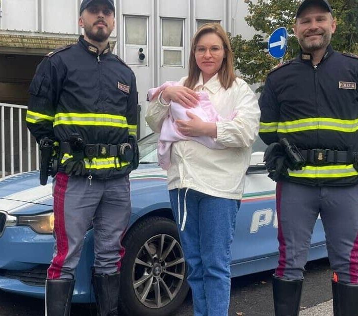 Monza, donna partorisce in autostrada