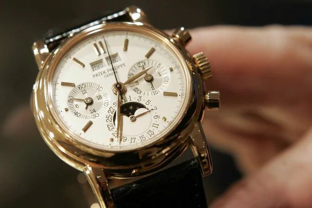 Milano, rompono il vetro della Ferrari e &quot;soffiano&quot; Patek Philippe da 40mila euro