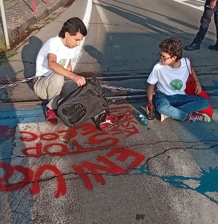 Sannazzaro: attivisti di Fridays For Future si incatenano ai cancelli e bloccano la raffineria Eni