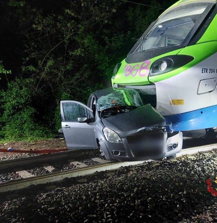 Tragedia nel Bresciano: auto travolta da un treno, muore una donna