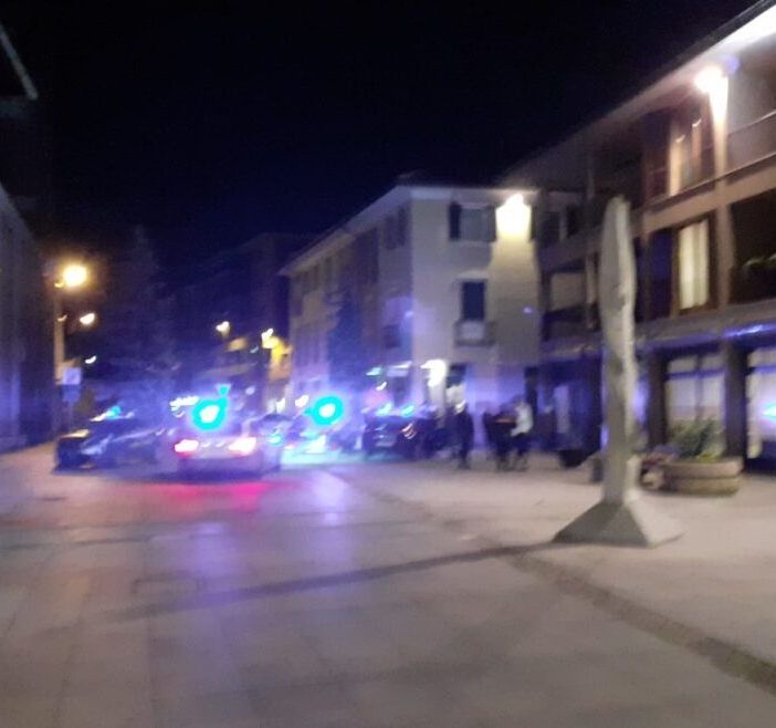Magenta: furto con destrezza in piazza Liberazione, donna derubata della borsa