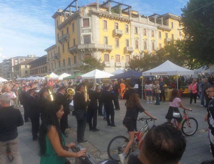Magenta: piazza gremita di gente per la festa delle associazioni e dei suoi volontari