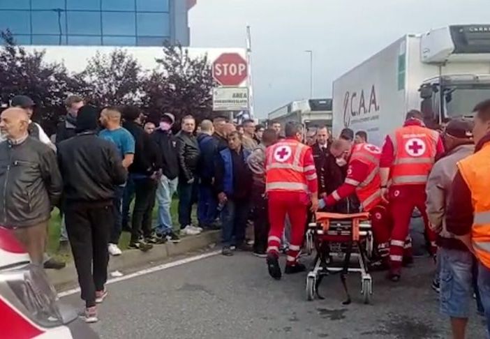 Pieve Emanuele: 4 contusi a picchetto di lavoratori della logistica